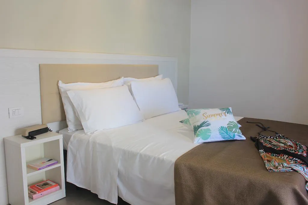Hotel Augustus- Davanti A Noi C'E Solo Il Mare Misano Adriatico 3*,